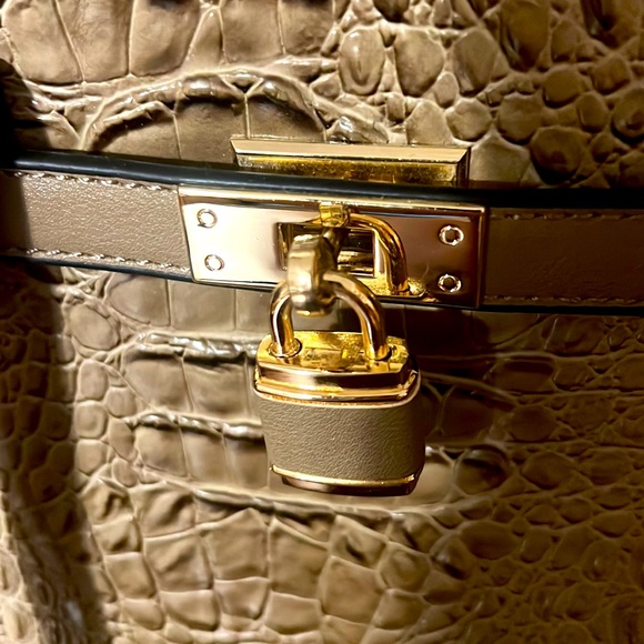 Large Faux Alligator Bag. NWOT. Absolutely New. Gold Trim. Many Pockets! - Picture 6 of 12